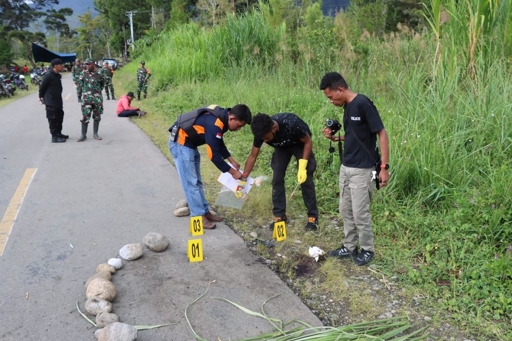 Penyidik Polres Jayawijaya melakukan olahraga tempat kejadian perkara dalam kasus penembakan seorang warga bernama Stevanus Wilil oleh anggota Polres Tolikara di Kampung Mulima, Kabupaten Jayawijaya, Papua Pegunungan, Senin (10/4/2023).