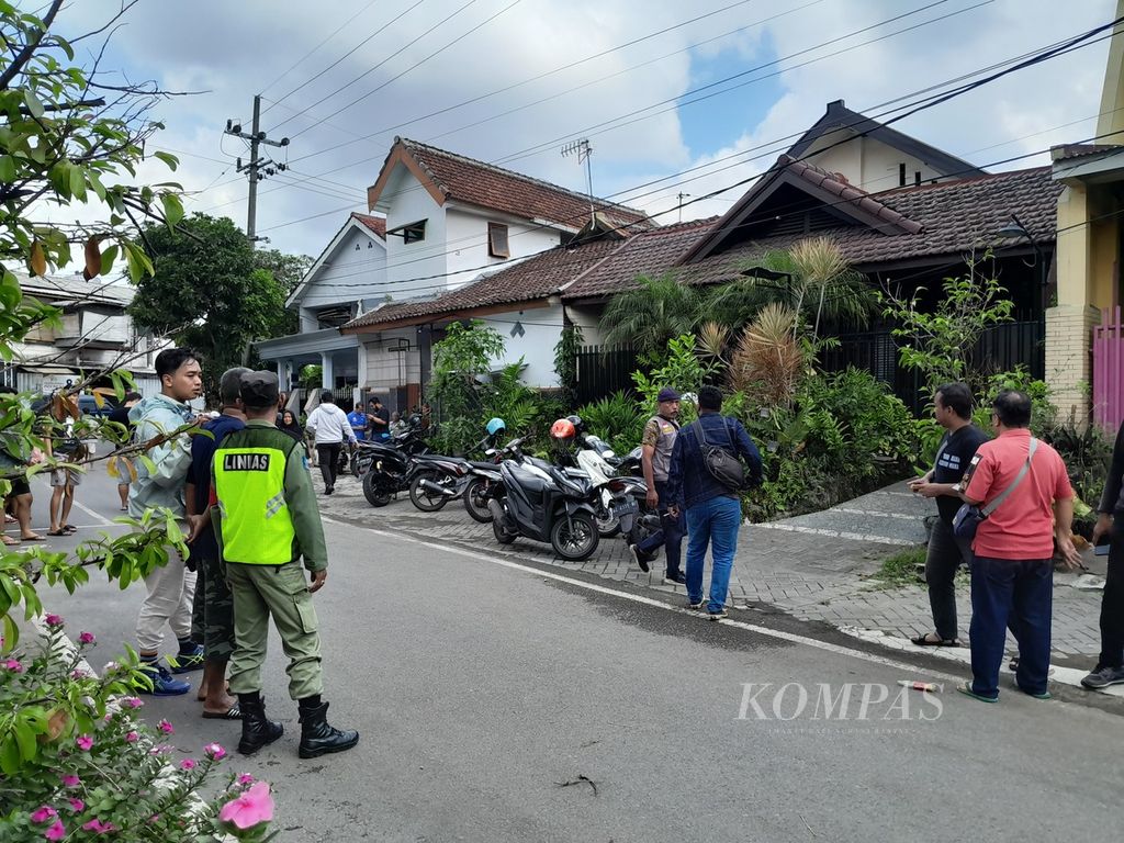 Warga menyaksikan lokasi pembunuhan dan mutilasi oleh seorang suami terhadap istrinya di Kelurahan Bunulrejo, Kecamatan Blimbing, Kota Malang, Jawa Timur, Minggu (31/12/2023).