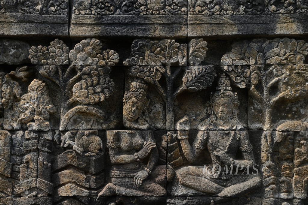 Salah satu relief yang berusia lebih dari 1.000 tahun yang terus mengalami kerusakan di Candi Borobudur, Kabupaten Magelang, Jawa Tengah, Selasa (7/6/2022). Pelapukan dan kerusakan ini terjadi karena termakan usia, faktor alam lingkungan dan kesengajaan dari manusia. 