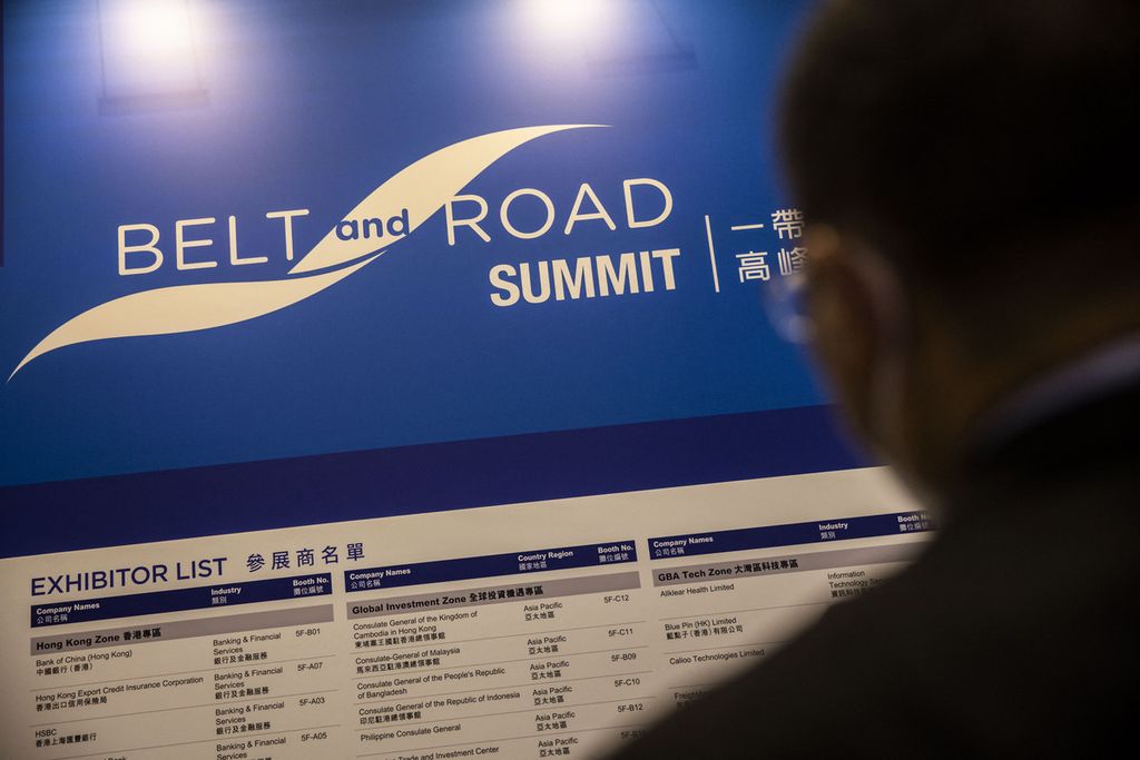 Jadwal berbagai acara terkait Belt and Road Summit ditampilkan di Hong Kong, 31 Agustus 2022. Belt and Road digagas Pemerintah China untuk mendukung pembangunan infrastruktur di negara-negara yang memerlukan bantuan pendanaan. 