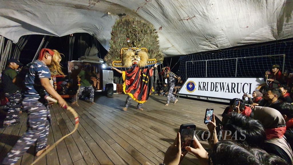 Para kadet KRI Dewaruci memainkan seni tradisional rego ponorogo dalam pelayaran Muhibah Budaya Jalur Rempah di laut dekat Belitung Timur, Bangka Belitung, Sabtu (8/6/2024).