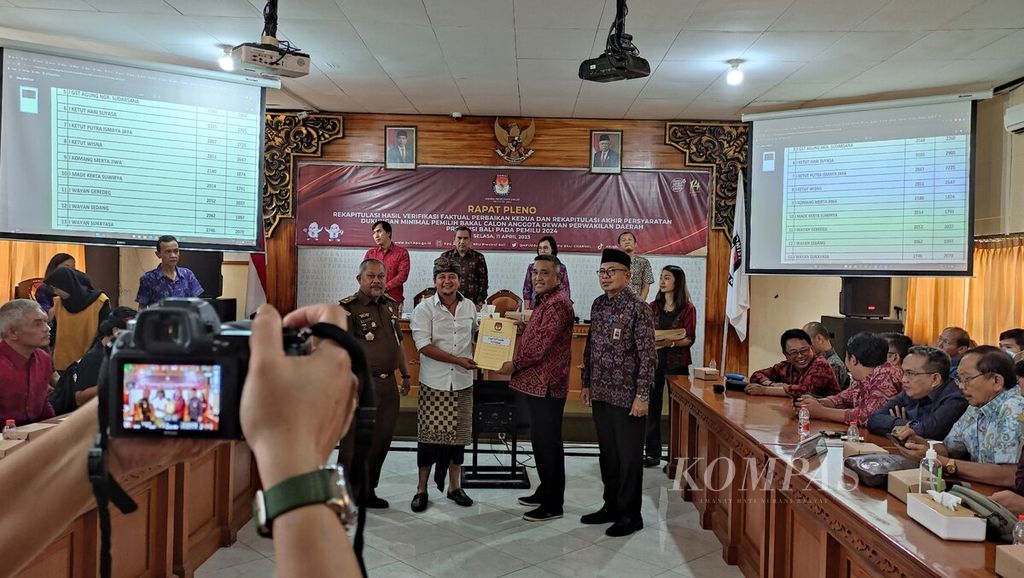 Ketua KPU Bali I Dewa Agung Gede Lidartawan (kedua dari kanan) menyerahkan berita acara rapat pleno penetapan bakal calon anggota DPD Provinsi Bali di KPU Bali, Kota Denpasar, Selasa (11/4/2023).