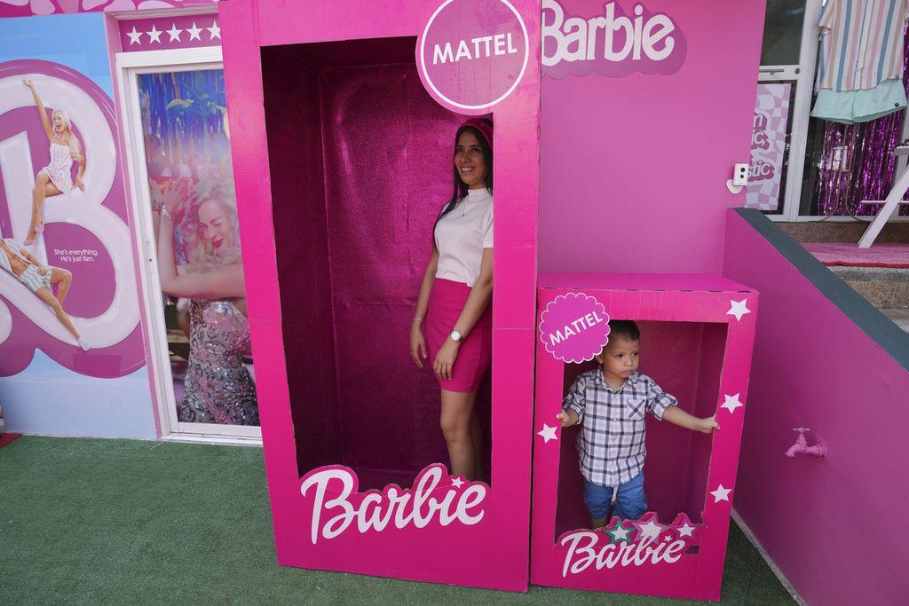 Keluarga berkunjung ke restoran bertema Barbie di Ekuador, Jumat (21/7/2023). 