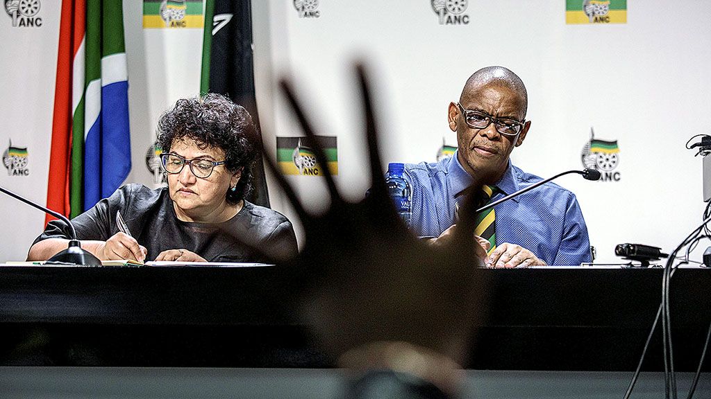 Sekretaris Jenderal Partai Kongres Nasional Afrika (ANC) Ace Magashule (kanan) dan Wakil Sekjen Jessie Duarte, Selasa (13/2), di Johannesburg, Afrika Selatan,  memberikan keterangan pers mengenai hasil pertemuan Komite Eksekutif ANC. Partai meminta Jacob Zuma mundur dari jabatannya sebagai Presiden Afrika Selatan. 