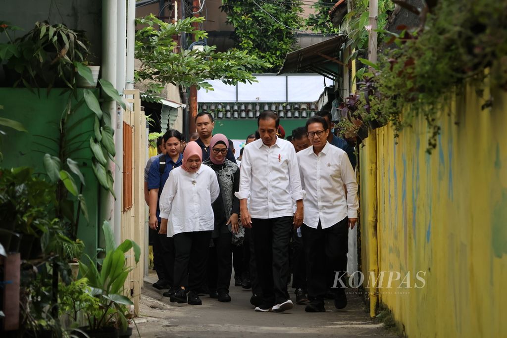 Presiden Joko Widodo dan Nyonya Iriana tiba di kawasan Kebon Pedes, Kota Bogor, Presiden dan Ibu Negara meninjau upaya pencegahan tengkes (<i>stunting</i>) di Posyandu Wijaya Kusuma, Kota Bogor, Selasa (11/6/2024).