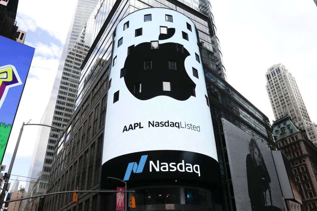 Sebuah layar elektronik menampilkan logo Apple Inc di sebuah kawasan di New York City, New York, Amerika Serikat, Kamis (2/8/2018).  Valuasi Apple telah melebihi 3 triliun dolar AS. 