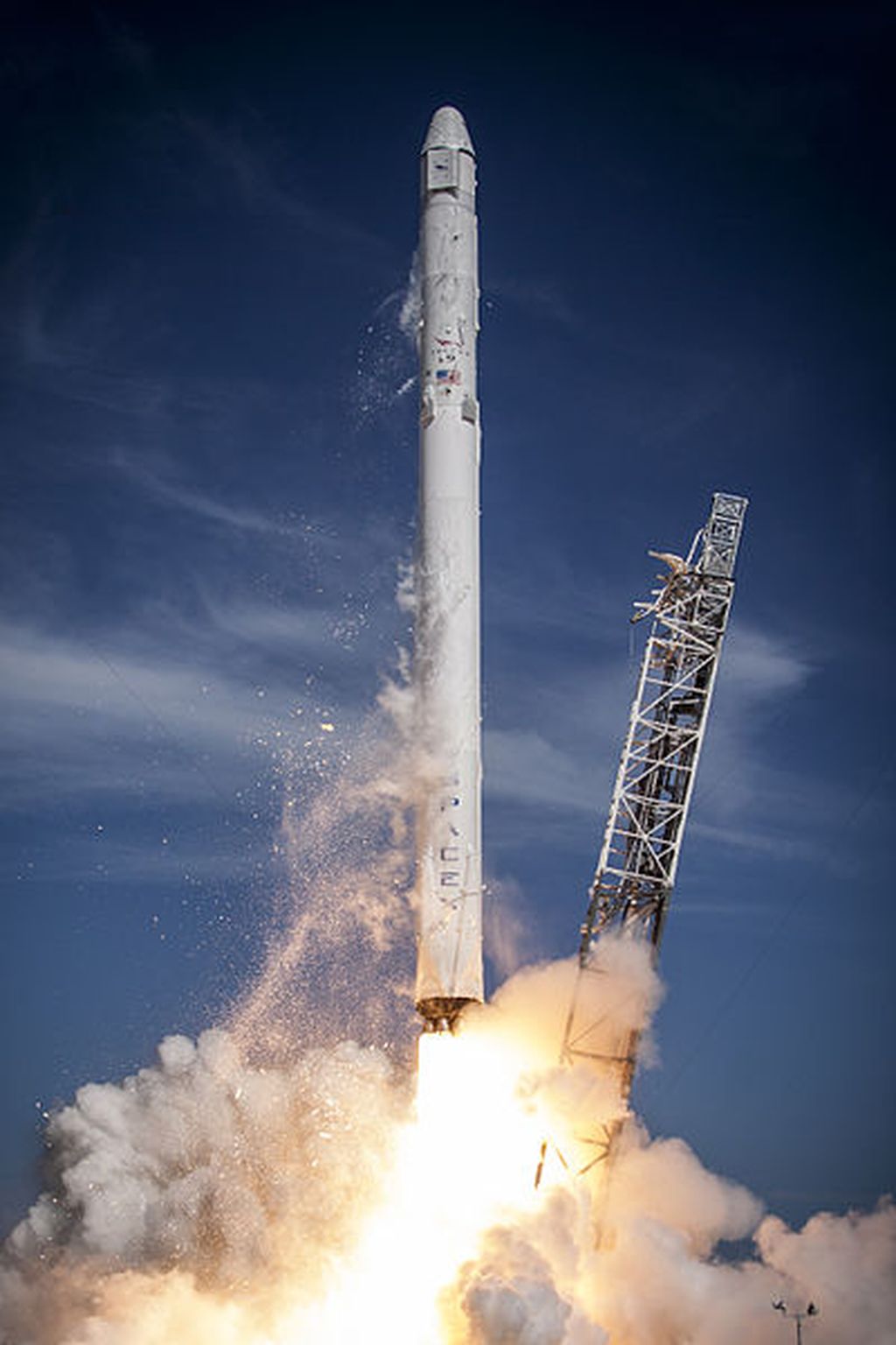Roket peluncur Falcon 9 milik SpaceX. Tipe roket inilah yang diperkirakan akan jatuh ke sisi belakang Bulan pada 4 Maret 2022. Namun, bagian yang jatuh ke Bulan itu hanya roket tingkat kedua, bukan keseluruhan roket peluncur.