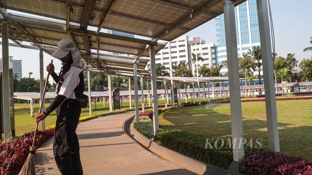 Sejumlah panel surya terpasang di halaman Kompleks Parlemen, Senayan, Jakarta, Rabu (30/8/2023). 