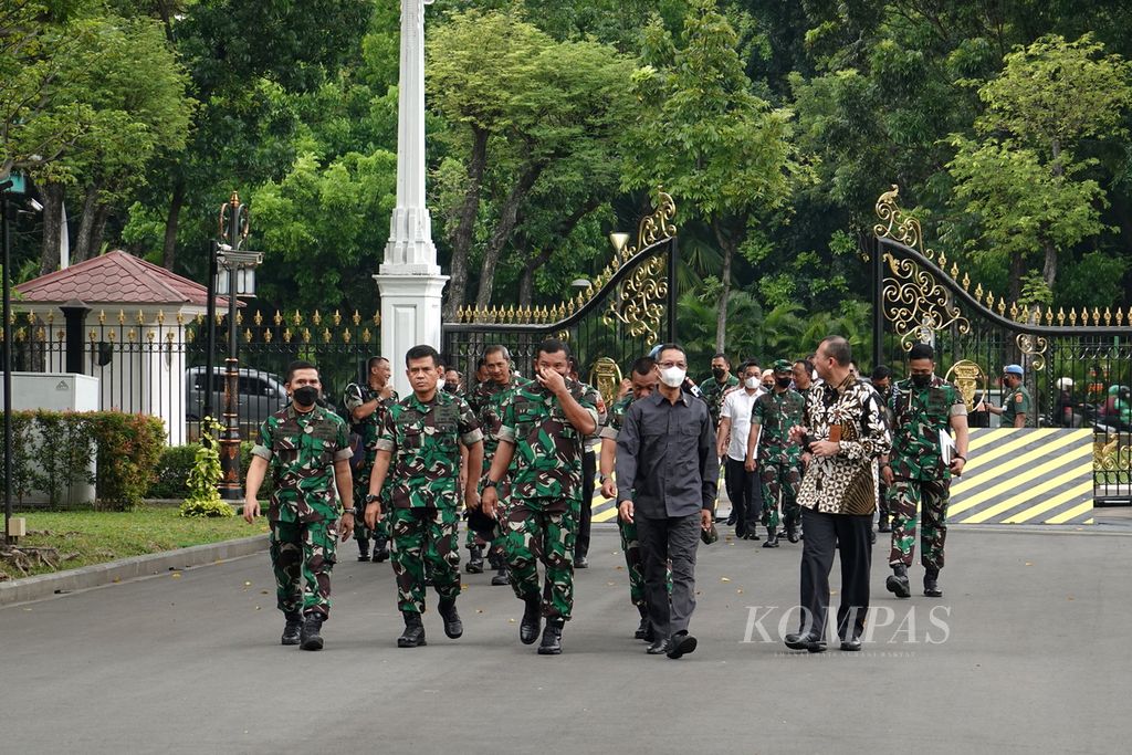 Kepala Sekretariat Presiden Heru Budi Hartono bersama para pejabat struktural dan fungsional TNI melakukan koordinasi dan pemeriksaan sebagai persiapan jelang rangkaian kegiatan HUT Ke-77 TNI pada 5 Oktober mendatang di Istana Merdeka, Jumat (30/9/2022).