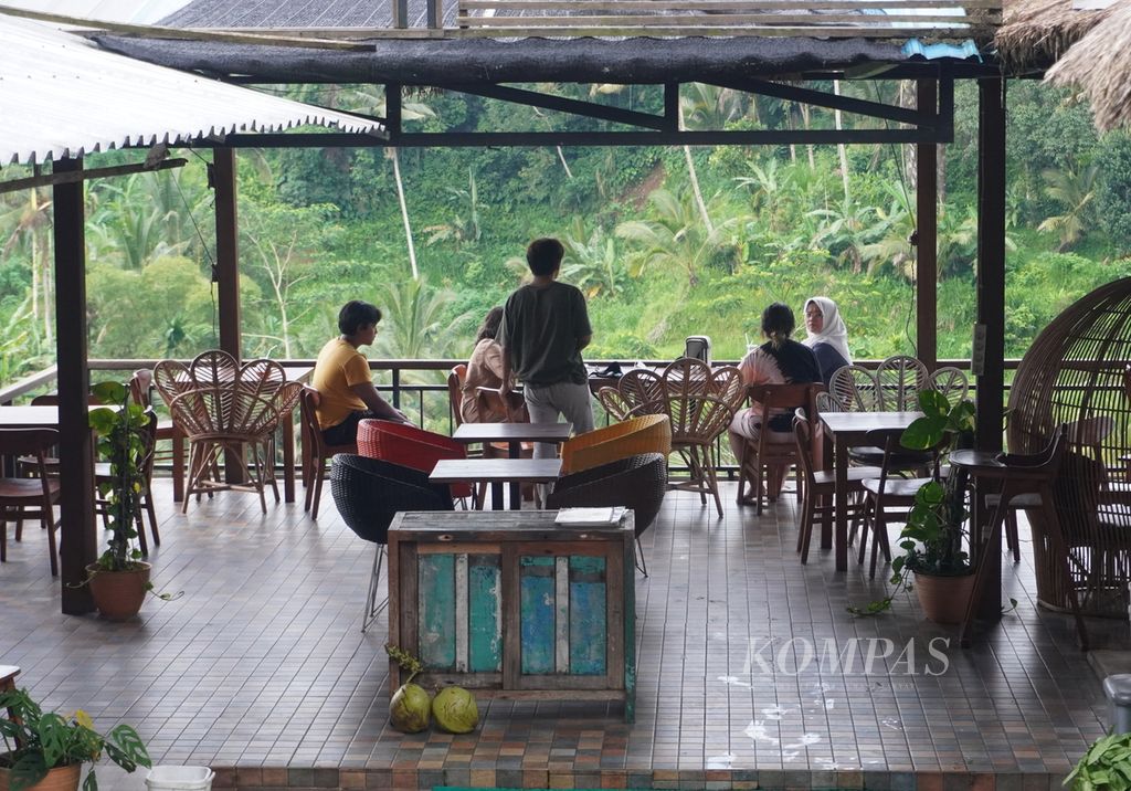 Wisatawan bersantai di kawasan <i>rice terrace </i>di Kecamatan Tegallalang, Kabupaten Gianyar, Bali, Senin (22/3/2022).
