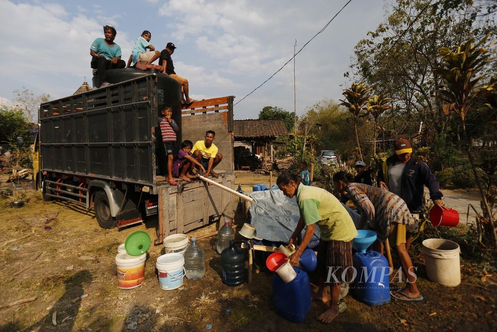 Warga Dusun Kalitlawah, Ngaren, Juwangi, Boyolali, Jawa Tengah, antre mendapatkan air bersih yang dibagikan secara gratis oleh pemuda karang taruna setempat, Kamis (14/9/2023). Musim kemarau berkepanjangan menyebabkan warga sudah lebih dari dua bulan terakhir ini kesulitan mendapatkan air bersih.