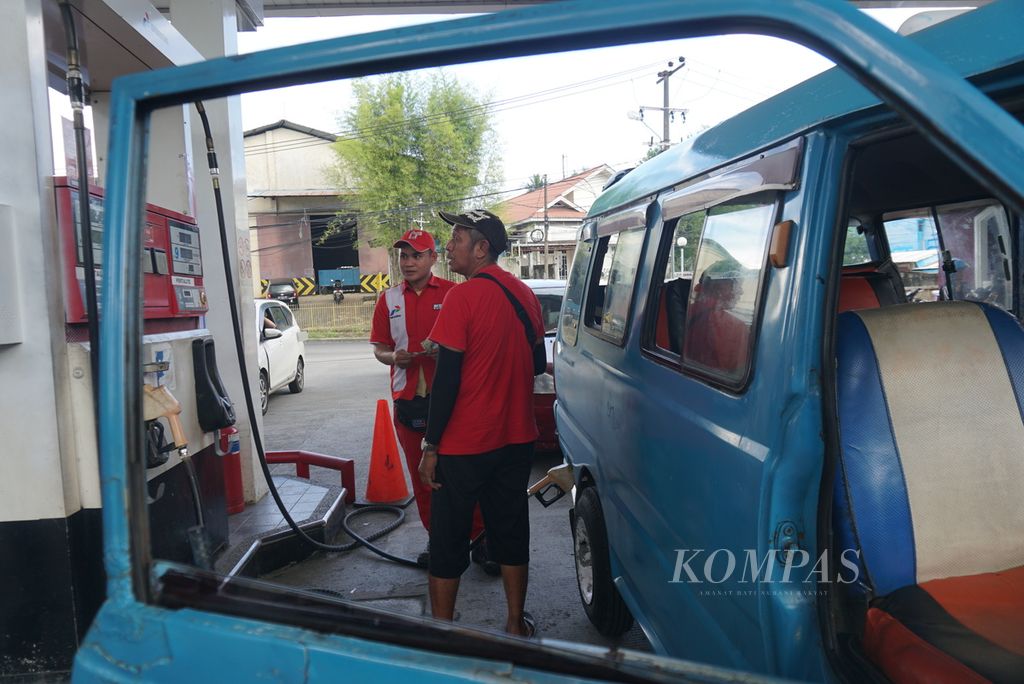 Seorang pengemudi angkutan kota mengisi tangki mobilnya dengan pertalite pada hari pertama uji coba pendaftaran pengguna pertalite dan biosolar, Jumat (1/7/2022), di SPBU Politeknik, Kairagi, Manado, Sulawesi Utara.