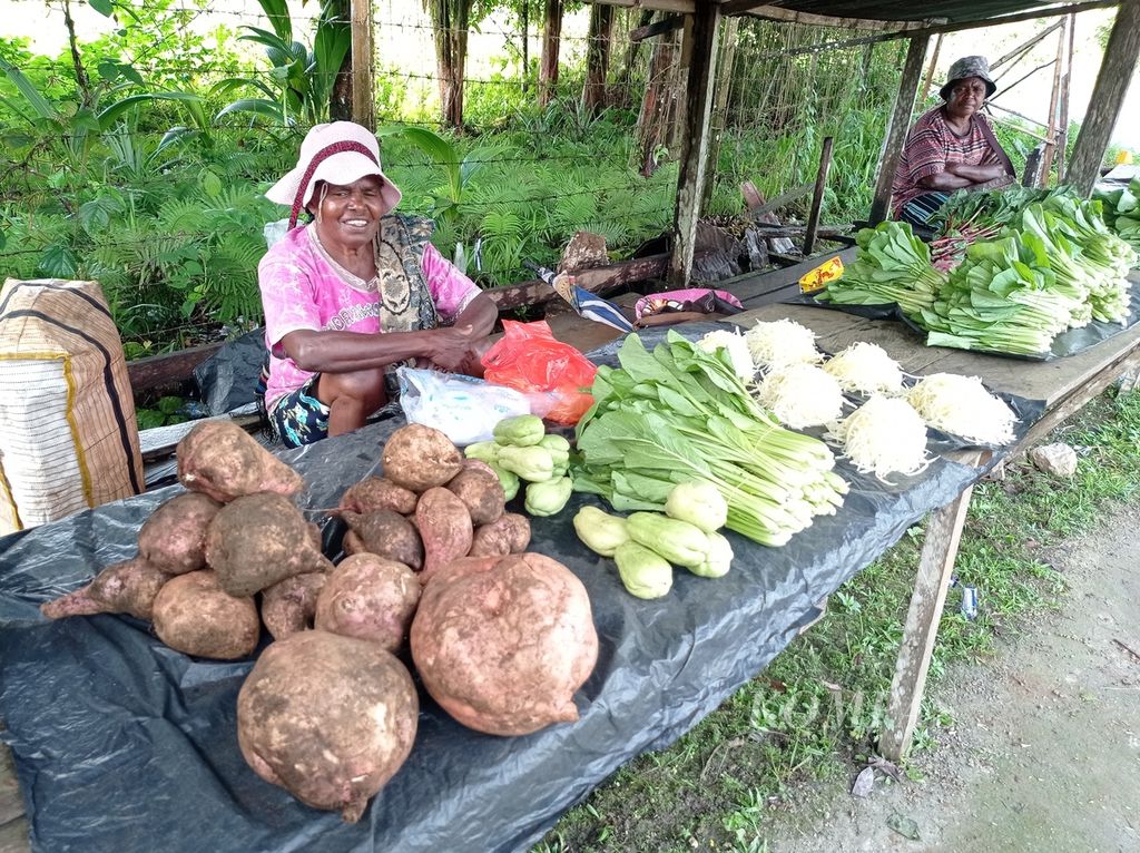 <i>Awiah</i> (keladi), <i>awiahambu </i>(keladi johar), keladi bete, <i>sasu</i> (petatas), <i>sasuara</i> (singkong) hingga kacang tanah dan sayuran dijual mama-mama di Maybrat, Papua Barat Daya, Rabu (13/7/2022). 