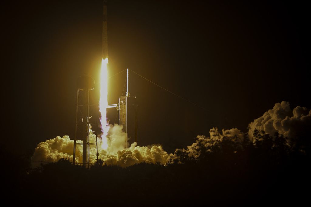 Roket Falcon 9 milik SpaceX dengan wahana Crew Dragon yang mengangkut misi Crew-7 NASA-SpaceX mengangkasa dari landas peluncuran di Launch Complex 39A di Pusat Antariksa Kennedy di Cape Canaveral, Florida, Amerika Serikat, 26 Agustus 2023. 