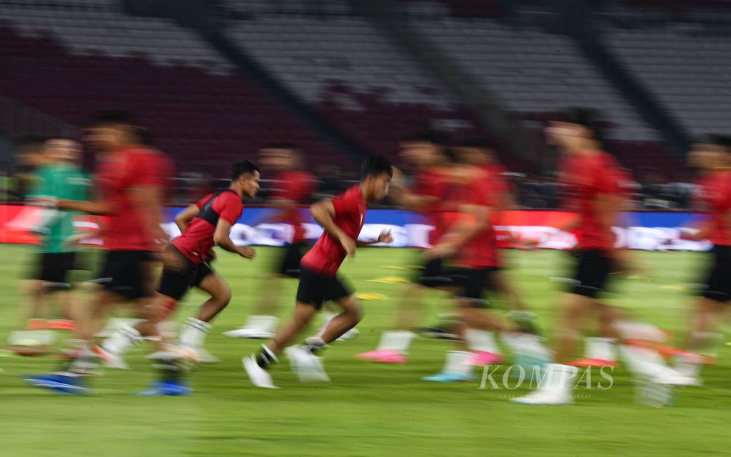 Para pemain timnas sepak bola Indonesia berlatih jelang laga Kualifikasi Piala Dunia 2026 di Stadion Utama Gelora Bung Karno, Senayan, Jakarta Pusat, Rabu (11/10/2023) malam.