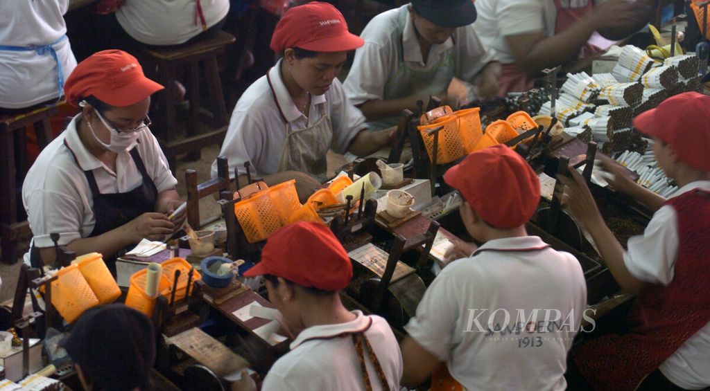 Suasana produksi rokok keretek di salah satu pabrik milik PT HM Sampoerna di Surabaya, Kamis (22/11/2007).
