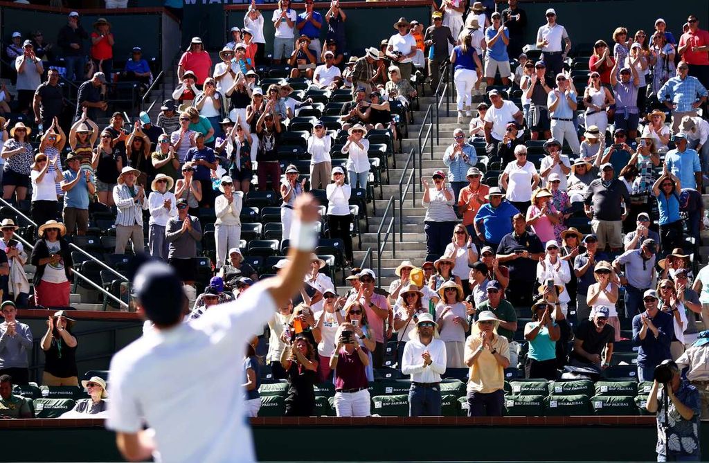 Andy Murray membalas sambutan penonton dan meluapkan kegembiraan setelah meraih kemenangan ke-700 dalam kariernya, dengan mengalahkan petenis Jepang Taro Daniel pada laga babak pertama turnamen ATP Masters/WTA 1000 Indian Wells di Indian Wells, California, Jumat (11/3/2022).