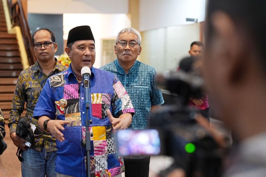 Penjabat Gubernur Sulawesi Selatan Bahtiar Baharuddin memberikan keterangan kepada wartawan di Makassar, Sabtu (14/10/2023).