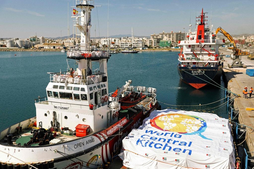 Dalam foto yang dirilis pada 12 Maret 2024 ini, terlihat kapal Open Arms (kiri) pengangkut bantuan pangan kemanusiaan untuk Gaza berlabuh di Pelabuhan Larnaca, Siprus. 