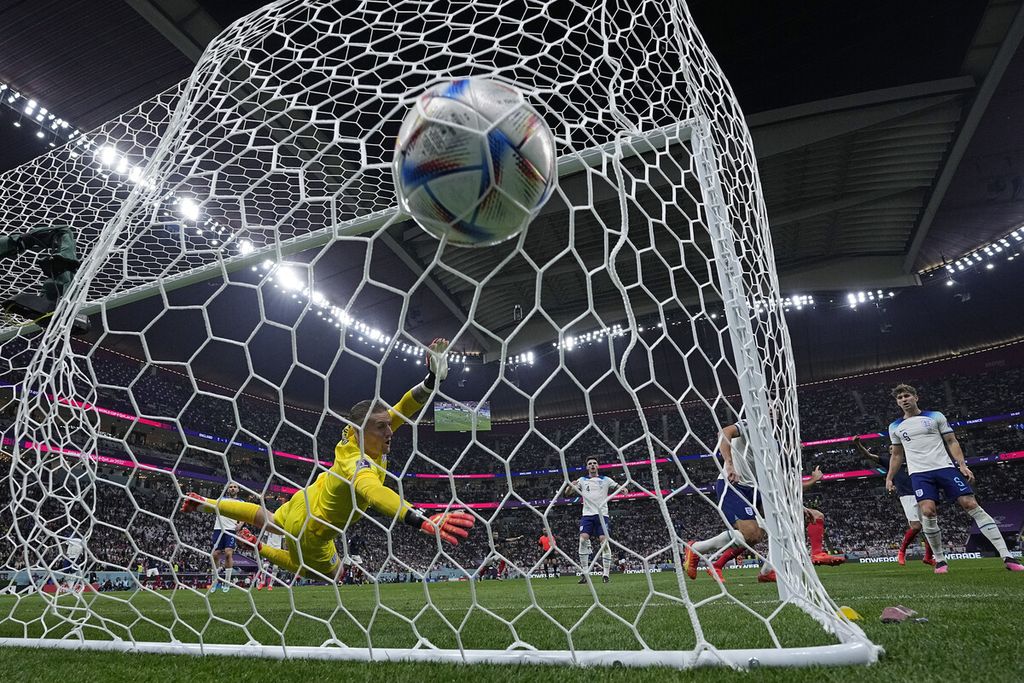 Kiper Inggris Jordan Pickford tak mampu menahan sundulan Olivier Giroud dari Perancis yang mencetak gol kedua timnya dalam pertandingan sepak bola perempat final Piala Dunia antara Inggris dan Perancis di Stadion Al Bayt di Al Khor, Qatar, Sabtu (10/12/2022). 