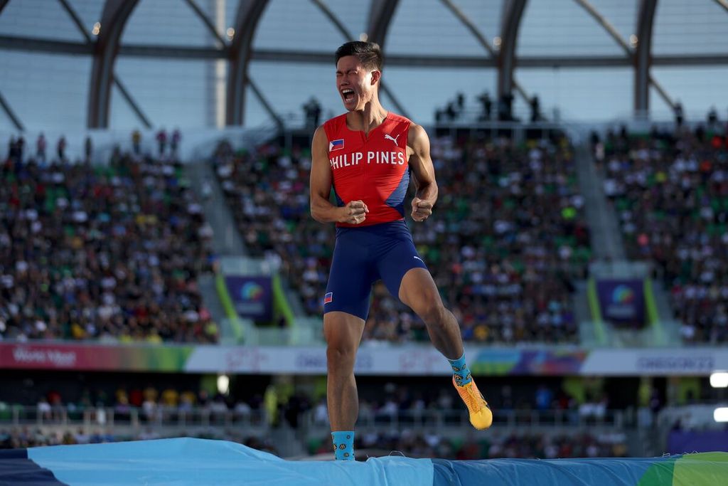 Ernest John Obiena, peloncat galah asal Filipina, meluapkan kegembiraan setelah melewati mistar setinggi 5,94 meter pada final nomor loncat galah putra Kejuaraan Dunia Atletik di Hayward Field, Eugene, Oregon, Amerika Serikat, Minggu (24/7/2022). Loncatan itu memberinya medali perunggu.