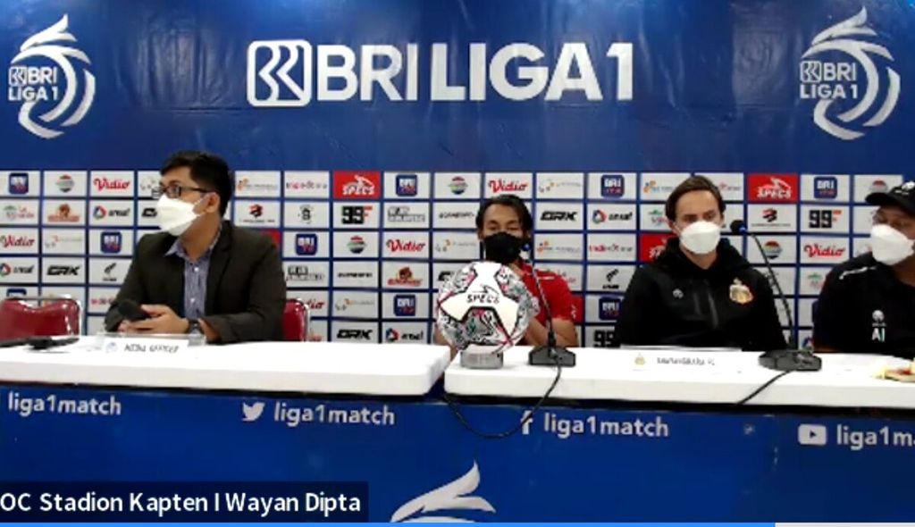 Tangkapan layar dari tayangan jumpa pers yang dihadiri Pelatih Bhayangkara FC Paul Christopher Munster (kedua dari kanan) dan pemainnya, Yama Pratama, di Stadion Kapten I Wayan Dipta, Gianyar, Rabu (16/2/2022). 
