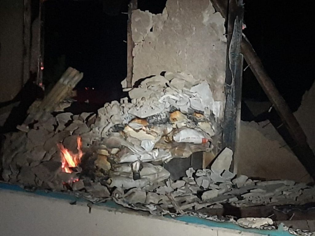 Tampak kondisi puing bangunan Kantor Distrik Kramongmongga di Kabupaten Fakfak, Papua Barat, yang dibakar sekelompok orang pada Selasa (15/8/2023) malam. 
