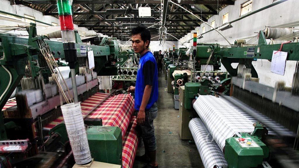 Kesibukan pekerja pabrik tekstil di Majalaya, Bandung, Jawa Bara. Hasil produksi tekstil setempat kini memasuki masa suram karena gempuran produk tekstil Cina.