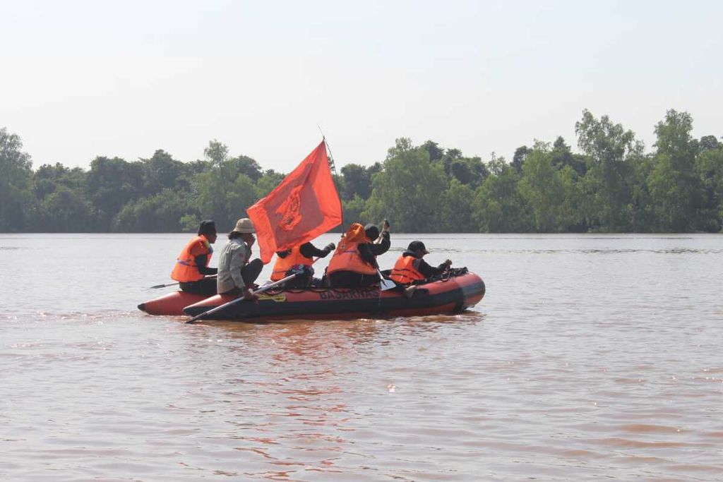 Mahasiswa Pencinta Alam (Mapala) dari Comodo Mapala Universitas Palangkaraya melakukan ekspedisi mengarungi Sungai Kahayan, Kalimantan Tengah, sejak Minggu (6/8/2023) lalu hingga 16 Agustus 2023. Selama 11 hari mereka mengarungi sungai dengan jarak tempuh sepanjang 220 kilometer.