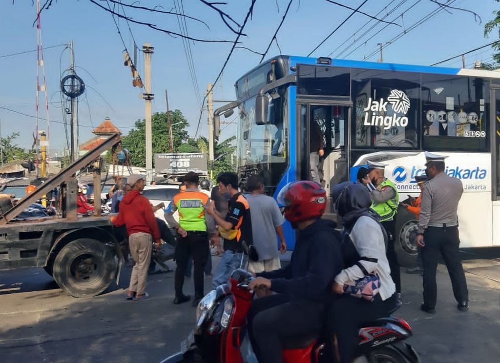 Bus Transjakarta Koridor 8 rute Harmoni-Lebak Bulus mogok di tengah pelintasan kereta api di Jalan Panjang, Green Garden, Kebon Jeruk, Jakarta Barat, Kamis (12/1/2023).
