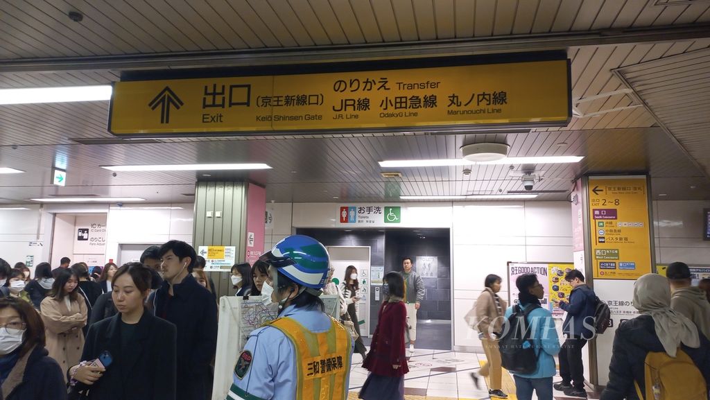 Penumpang keluar dan masuk di gerbang pembayaran di Stasiun Shibuya, Tokyo, Kamis (16/11/2023). 