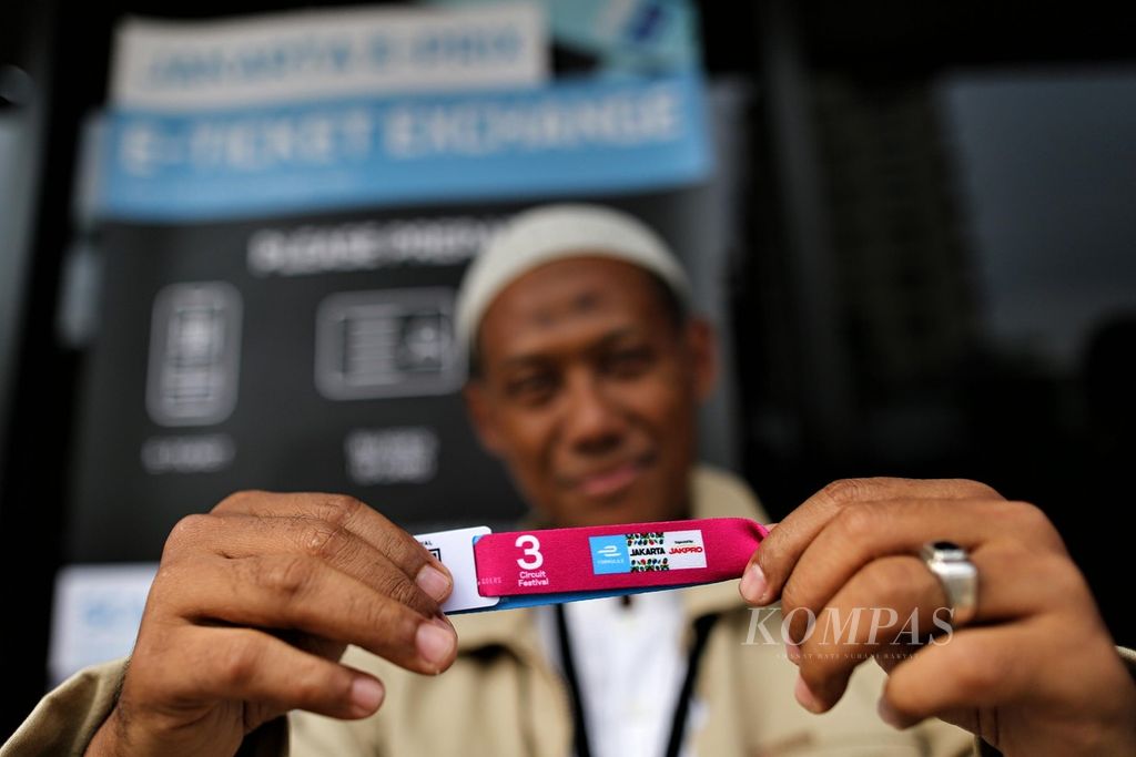 Warga menunjukan tiket lomba balap mobil listrik Formula E yang telah dia tukarkan di Taman Ismail Marzuki (TIM), Cikini, Jakarta, Jumat (3/6/2022). Balapan itu akan digelar Sabtu (4/6/2022) ini.
