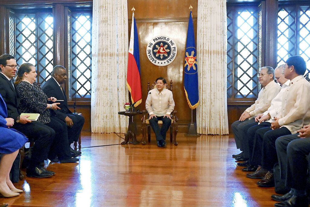 Presiden Filipina Ferdinand Marcos Jr (tengah) menerima Menteri Pertahanan Amerika Serikat Lloyd Austin (ketiga dari kiri) di Istana Malacanang, Manila, Filipina, Kamis (2/2/2023). 