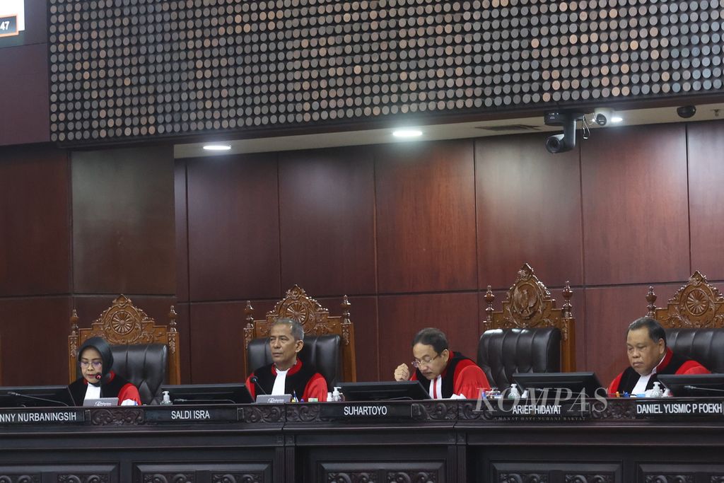 Hakim Konstitusi (kiri ke kanan) Enny Nurbaningsih, Saldi Isra, Suhartoyo, dan Arief Hidayat saat sidang pembacaan putusan Perselisihan Hasil Pemilihan Umum Pilpres 2024 oleh hakim konstitusi di Mahkamah Konstitusi, Jakarta, Senin (22/4/2024). 