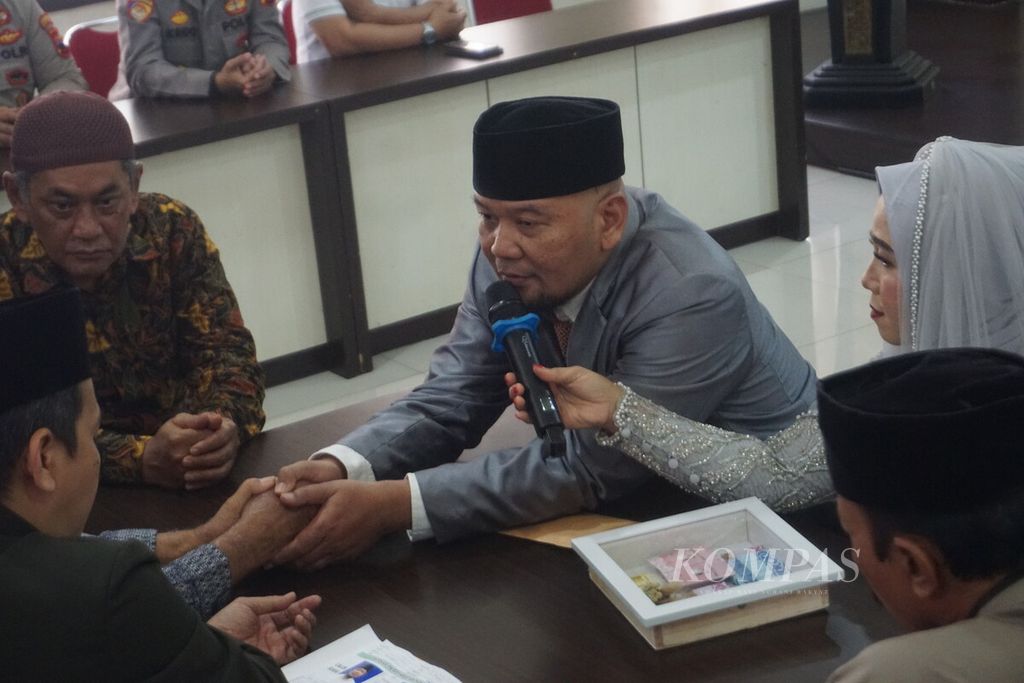 Yuli Adi Purnomo (46), tahanan kasus tindak pidana perdagangan orang, melangsungkan pernikahan dengan pasangannya, Nurnaningsih (51), di aula Kepolisian Resor Kota Banyumas, Jawa Tengah, Jumat (22/9/2023). 