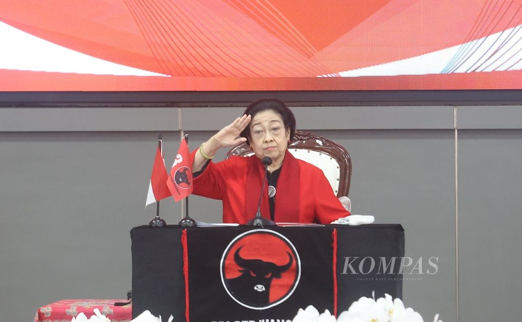 Ketua Umum PDI-P Megawati Soekarnoputri memberikan pidato politik saat peringatan Hari Ulang Tahun Ke-51 PDI-P di Lenteng Agung, Jakarta, Rabu (10/1/2024).  