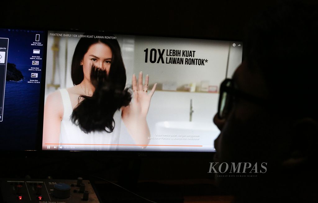 Iklan produk perawatan rambut produksi Cut2Cut Studio di Jakarta Selatan, Kamis (27/6/2024).