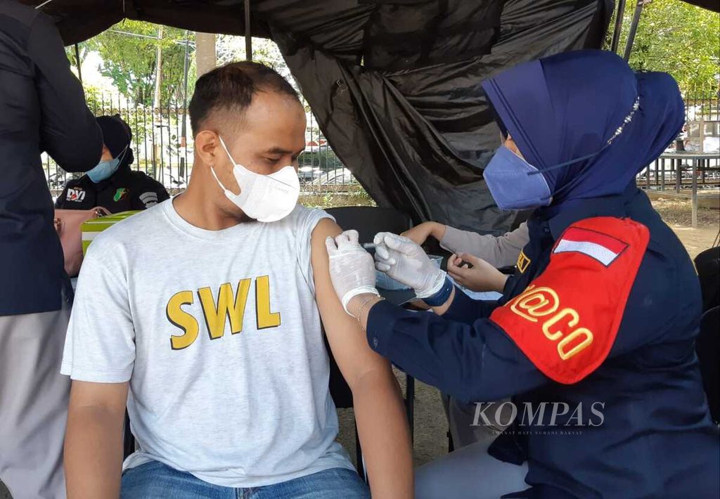 Seorang jurnalis dari Katasumbar.com mendapatkan suntikan vaksinasi penguat di Markas Polda Sumatera Barat, Padang, Sumbar, Kamis (3/2/2022). Vaksinasi penguat diharapkan semakin meningkatkan imun tubuh terhadap Covid-19.