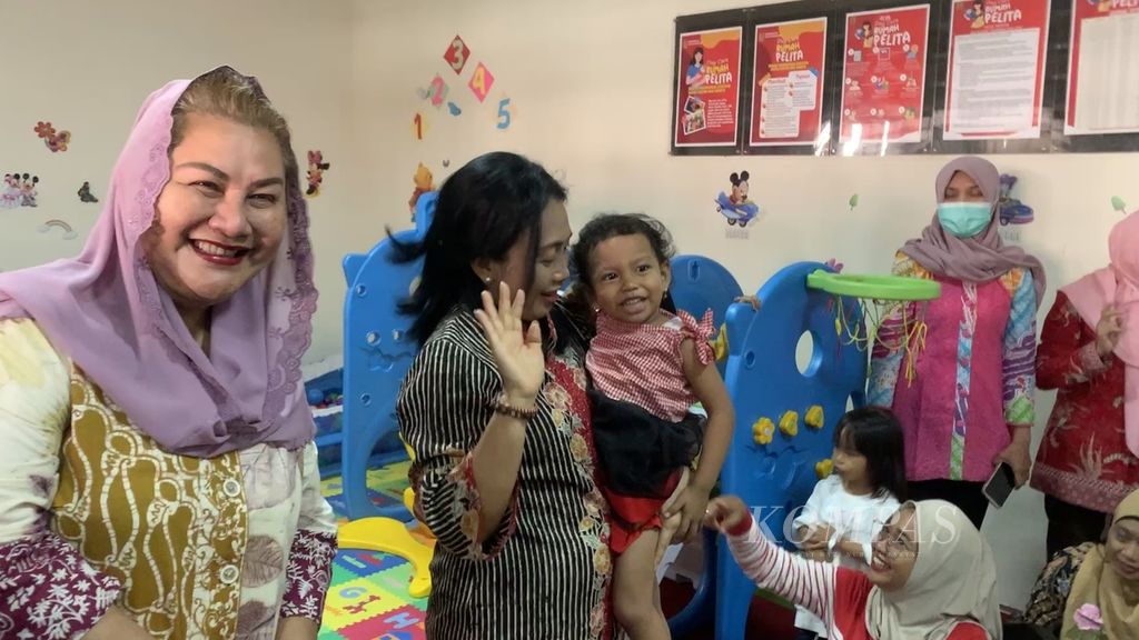 Menteri Pemberdayaan Perempuan dan Perlindungan Anak I Gusti Ayu Bintang Darmawati (tengah) mengunjungi Rumah Pelita saat sosialisasi Model Promosi Kesehatan Jiwa Berbasis Posyandu dan Pendamping Keluarga di Semarang, Jawa Tengah, Sabtu (22/7/2023).