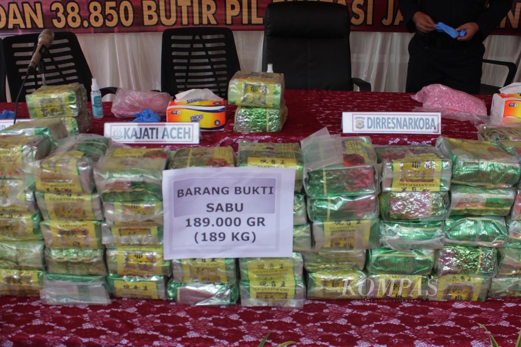 Barang bukti sabu dan ekstasi saat diperlihatkan dalam konferensi pers, di halaman kantor Kepolisian Daerah Aceh, Selasa (8/3/2022). Dalam operasi tersebut dua tersangka ditangkap. Keduanya terancam hukuman mati. Penyelundupan sabu ke Aceh masih marak.
