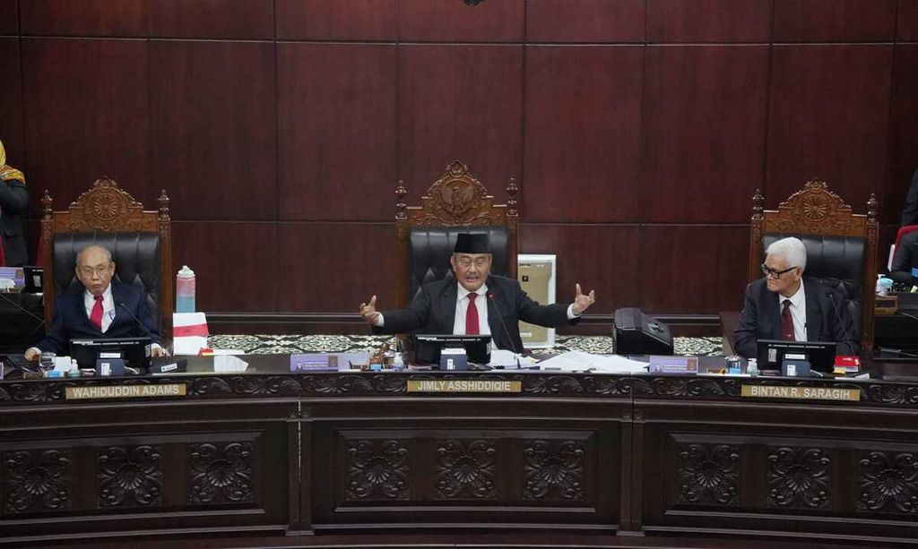 Ketua MKMK Jimly Asshiddiqie dalam sidang pengucapan putusan dugaan pelanggaran etik hakim MK di Gedung MK, Jakarta, Selasa (7/11/2023). Dalam sidang itu, Jimly didamping dua anggota MKMK lainnya, yakni Wahiduddin Adams dan Bintan Saragih.