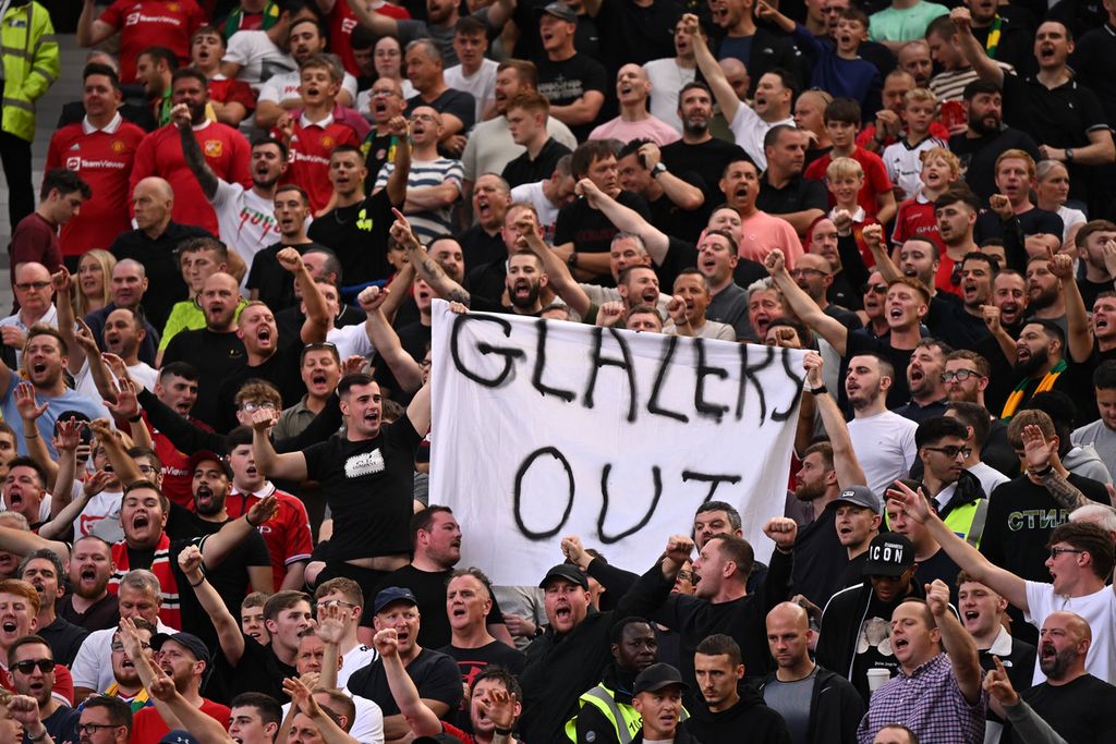 Suporter Manchester United mendesak keluarga Glazer melepas saham mayoritas klub itu dalam unjuk rasa menjelang laga kontra Arsenal di Stadion Old Trafford di Manchester, 4 September 2022. 