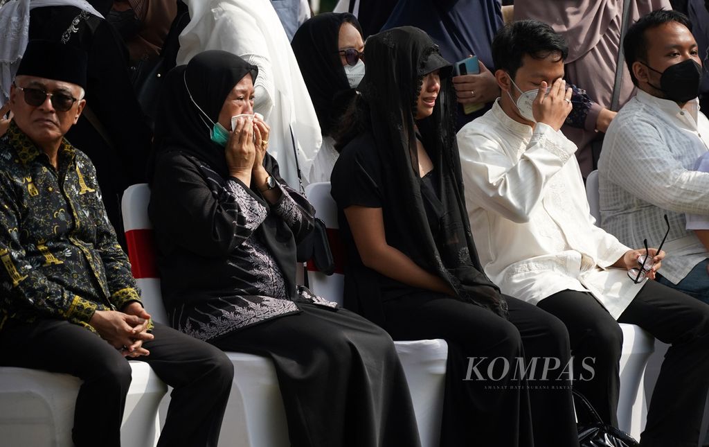Suasana duka anggota keluarga saat upacara pemakaman Azyumardi Azra di Taman Makam Pahlawan Kalibata, Jakarta, Selasa (20/9/2022). 