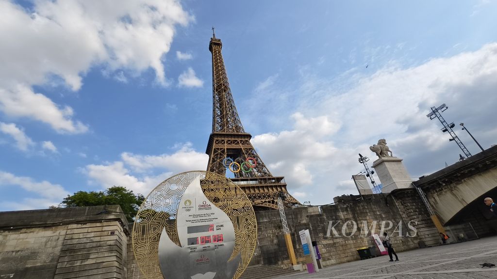 Ikon wisata Perancis, Menara Eiffel, saat sore hari dua hari jelang pembukaan Olimpiade Paris 2024, Rabu (24/7/2024). Sungai Seine akan menjadi lokasi upacara pembukaan Olimpiade.