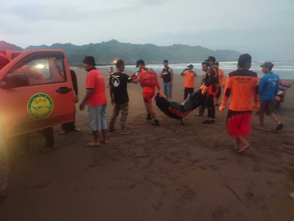 Tim SAR Gabungan dan Basarnas Cilacap mengevakuasi seorang bocah yang tewas tenggelam di Pantai Jetis, Cilacap, Jawa Tengah, Kamis (5/5/2022).
