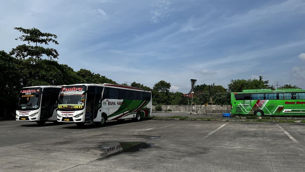 Beberapa bus yang ada di Terminal Terpadu Pulo Gebang Jakarta Timur pada Rabu (7/12/2022).