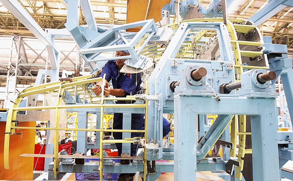 Sejumlah karyawan PT Dirgantara Indonesia, Bandung, Jawa Barat, selesaikan pembuatan pesawat jenis N219 di hanggar khusus pesawat N219, Kamis (4/11/2015).