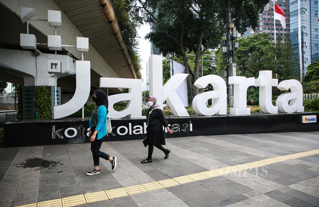 Karyawan melintas di pedesterian di jalan Jendferalm sudirman, Jakarta saat jam istirahat, Senin (2/1/2023). Aktivitas perkantoran kembali normal pasca-libur Tahun Baru 2023.