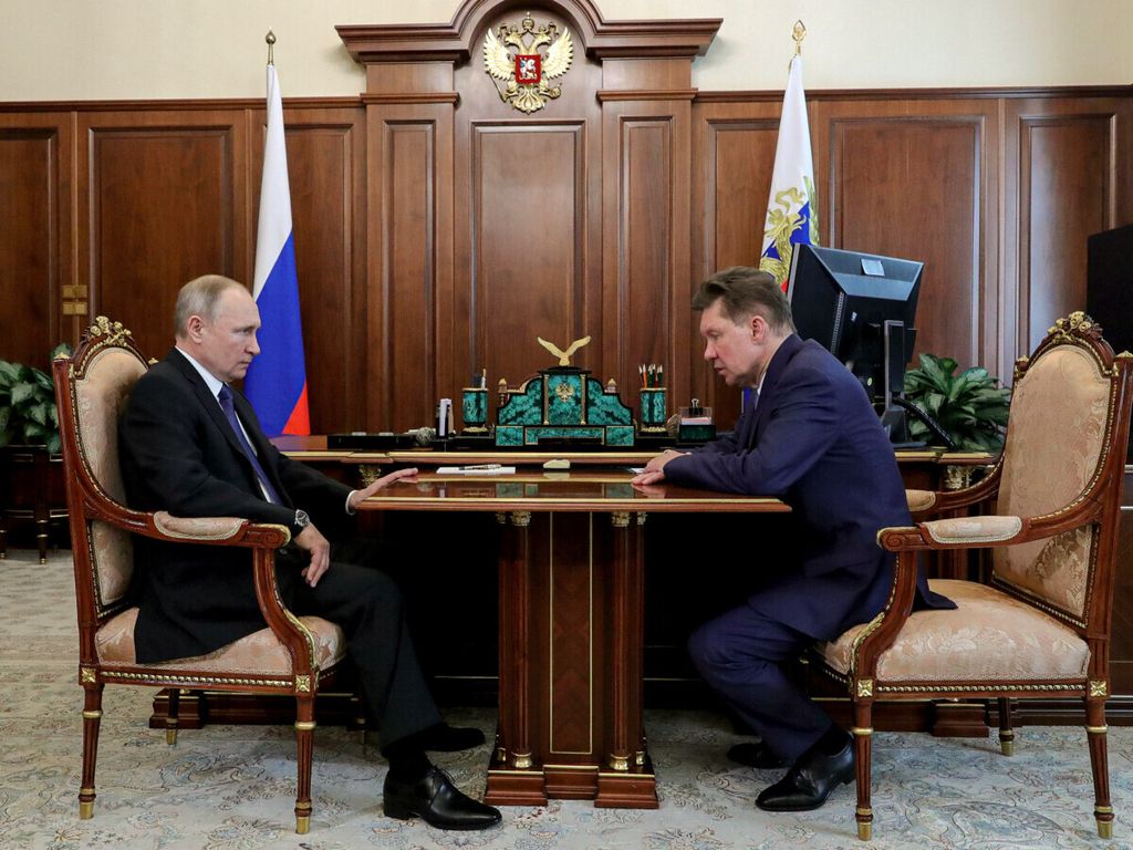 Presiden Rusia Vladimir Putin berdialog dengan CEO Gazprom, Alexei Miller, di Kremlin, Mokswa, Rusia, 27 Maret 2020. 