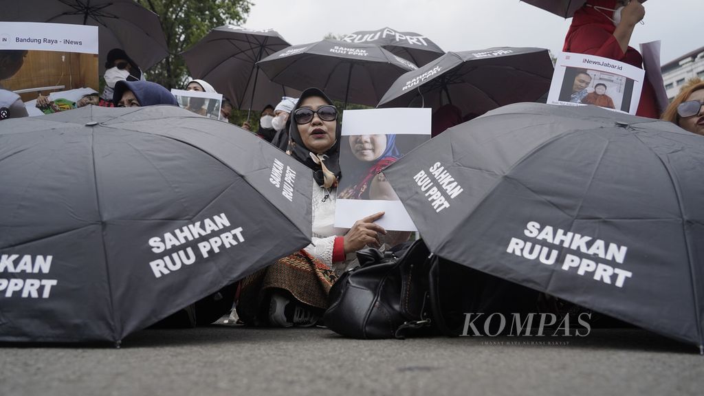 Salah satu poster yang dibawa Koalisi Sipil untuk Undang-Undang Perlindungan Pekerja Rumah Tangga ketika menggelar aksi di depan Istana Negara, Jakarta, Rabu (21/12/2022).